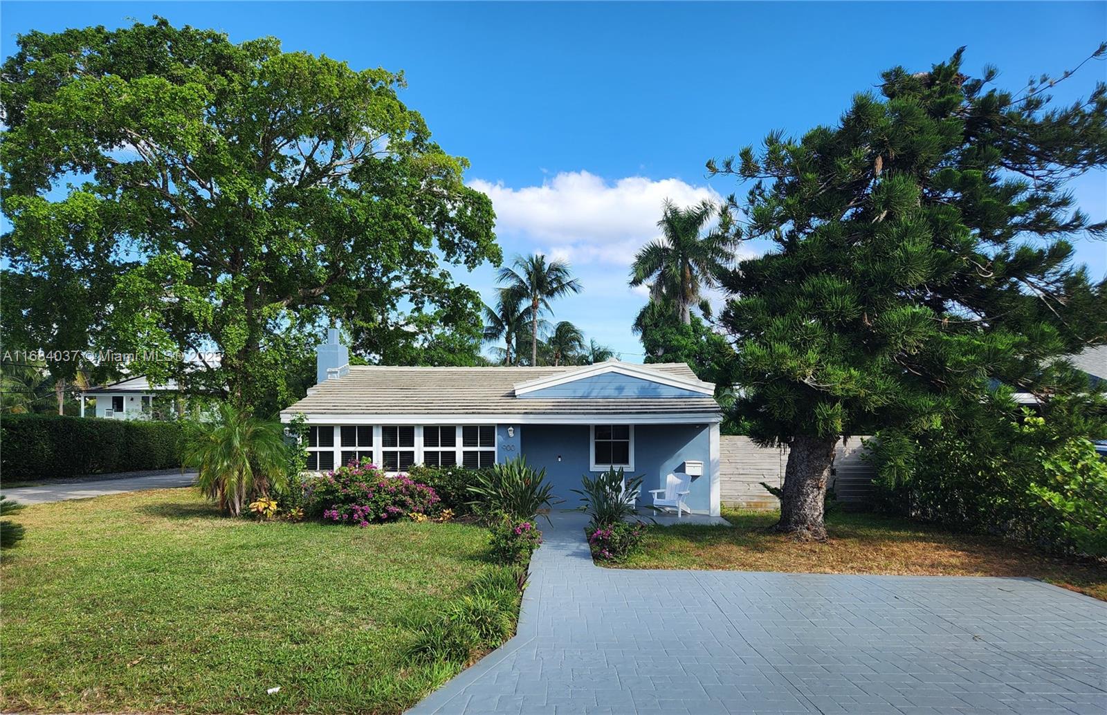 900 SW 10th Ter