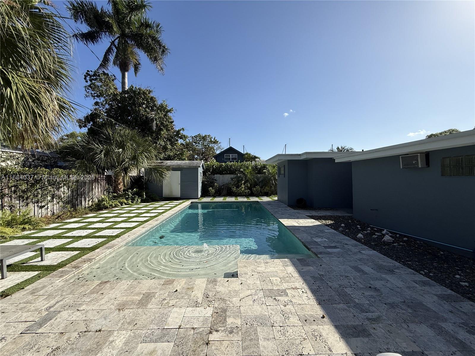 900 SW 10th Ter