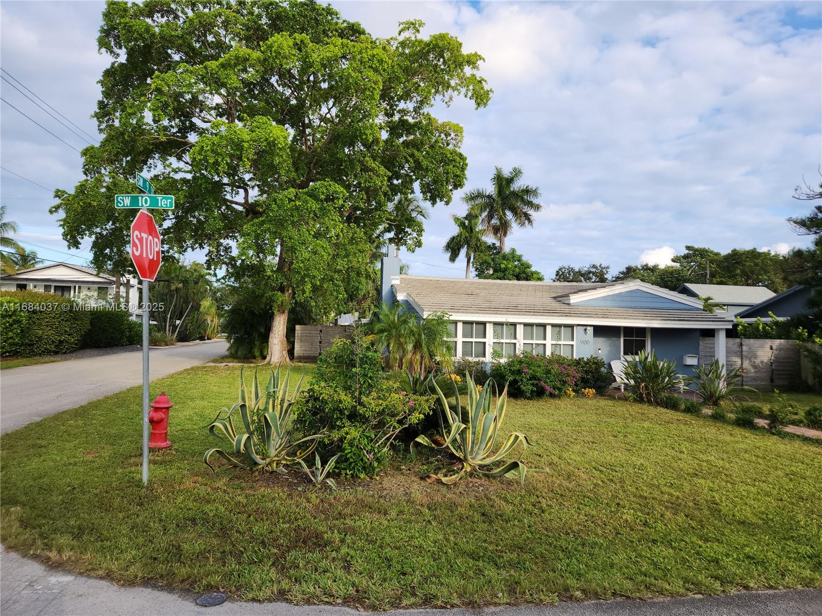 900 SW 10th Ter