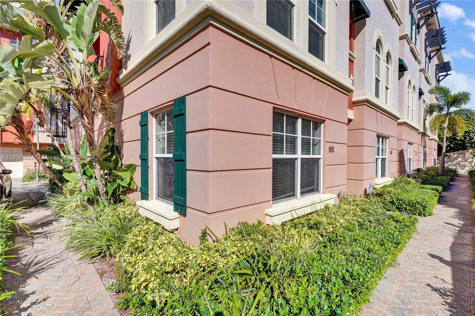 1033 NE 17th Way # 901