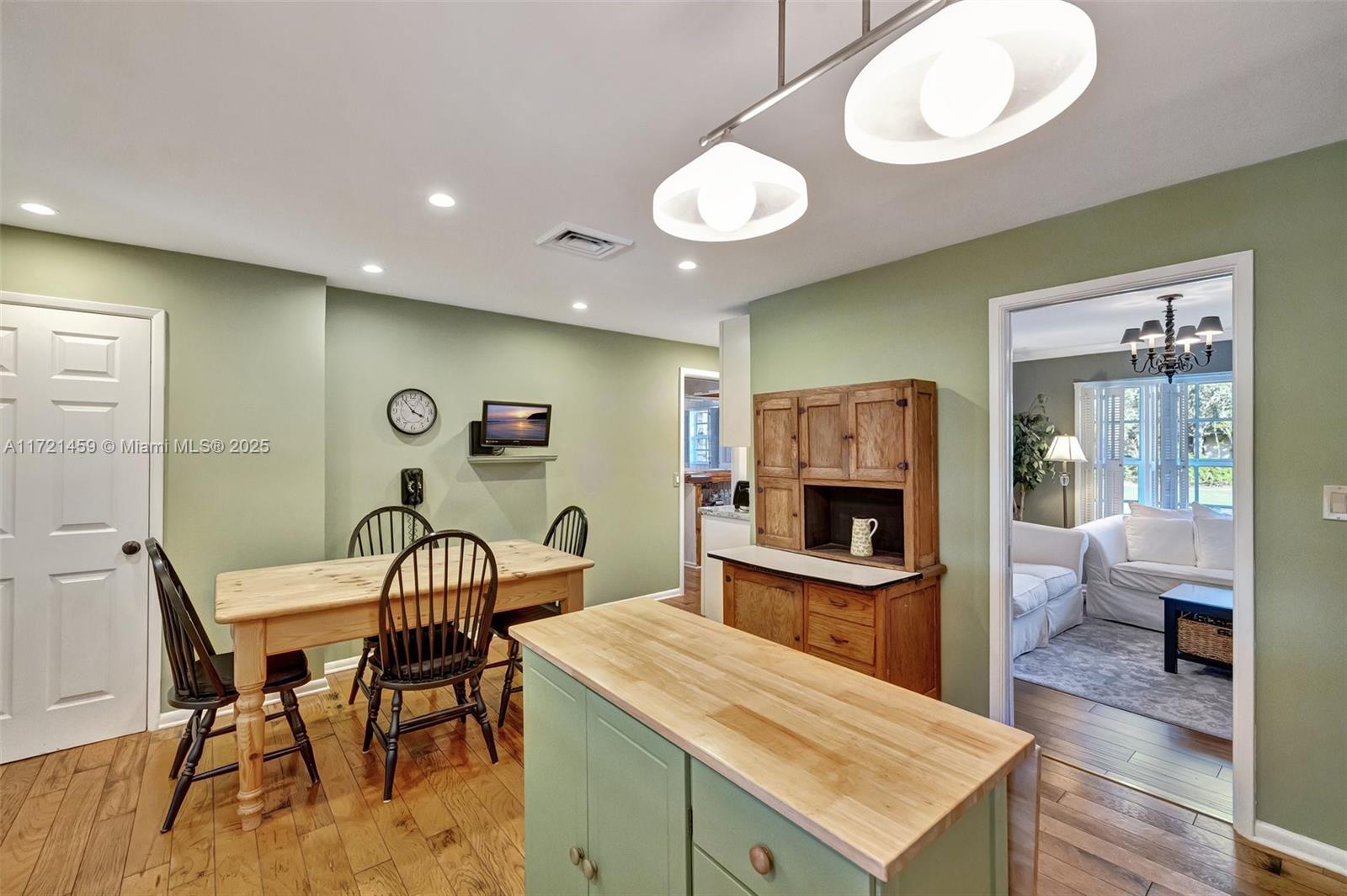 641 E Tropical Way
