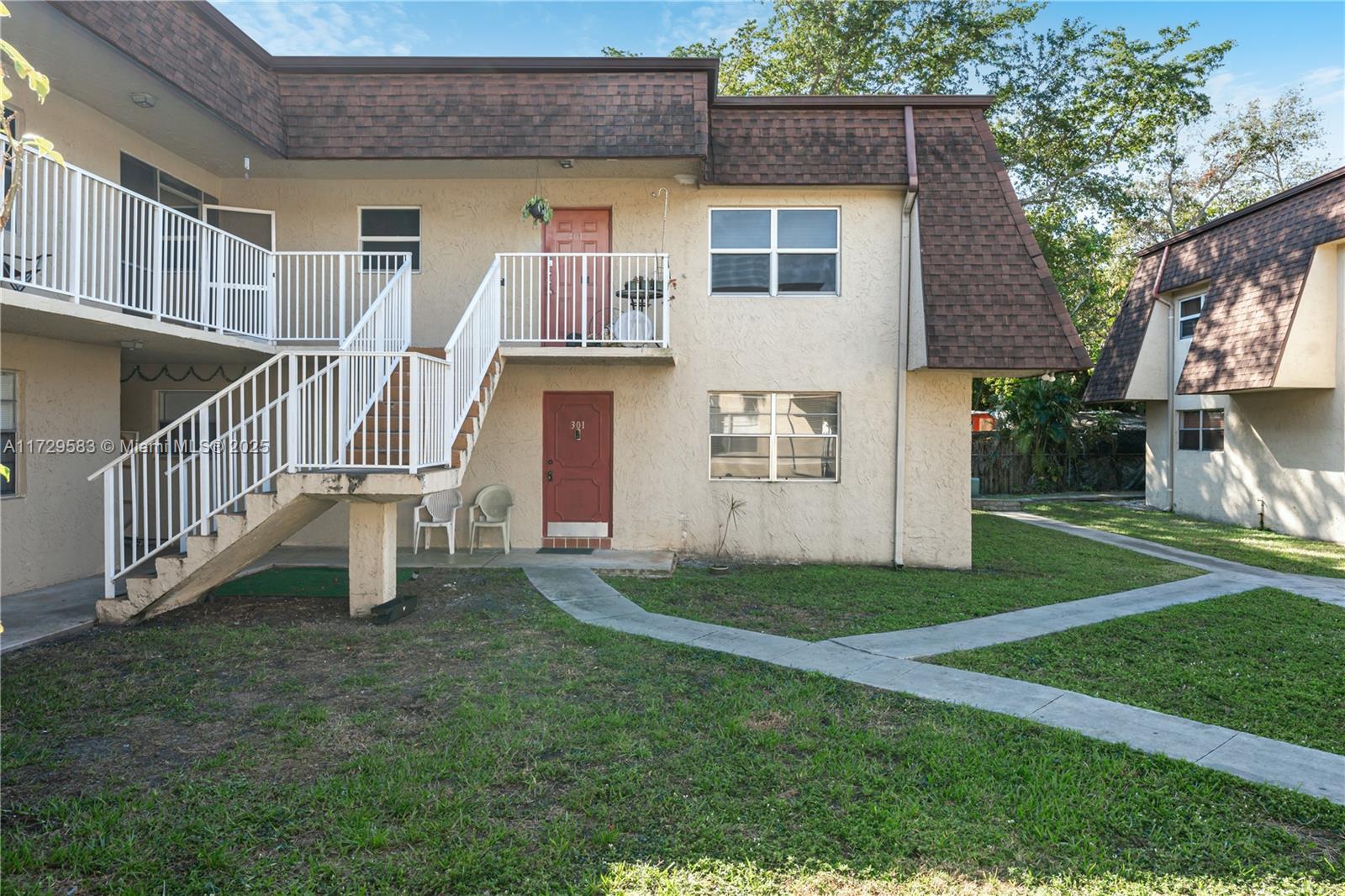 4528 SW 54th St # B Unit: 301-B