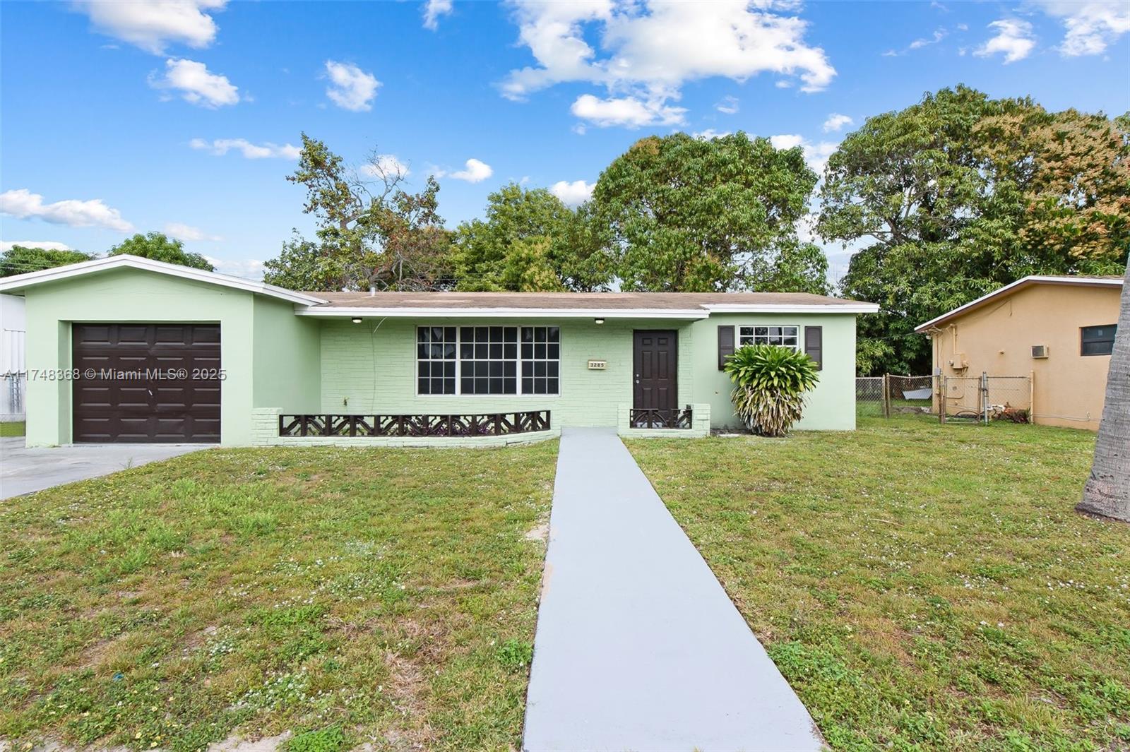 3285 NW 41st St