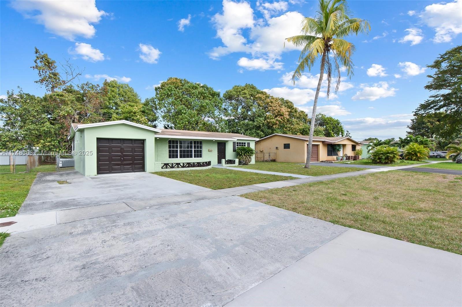 3285 NW 41st St