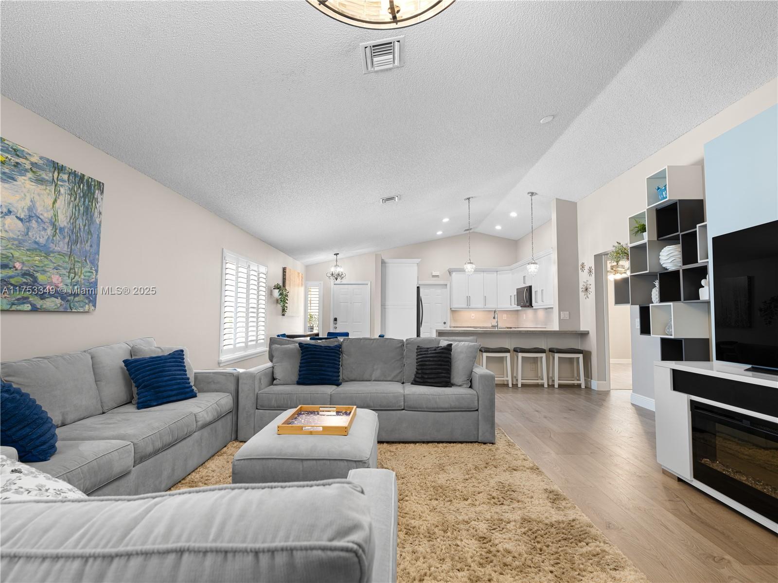 1371 Plumosa Way