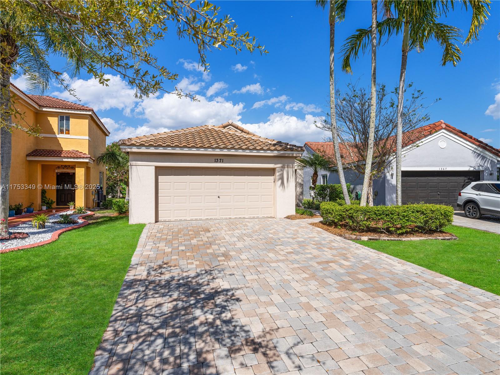 1371 Plumosa Way