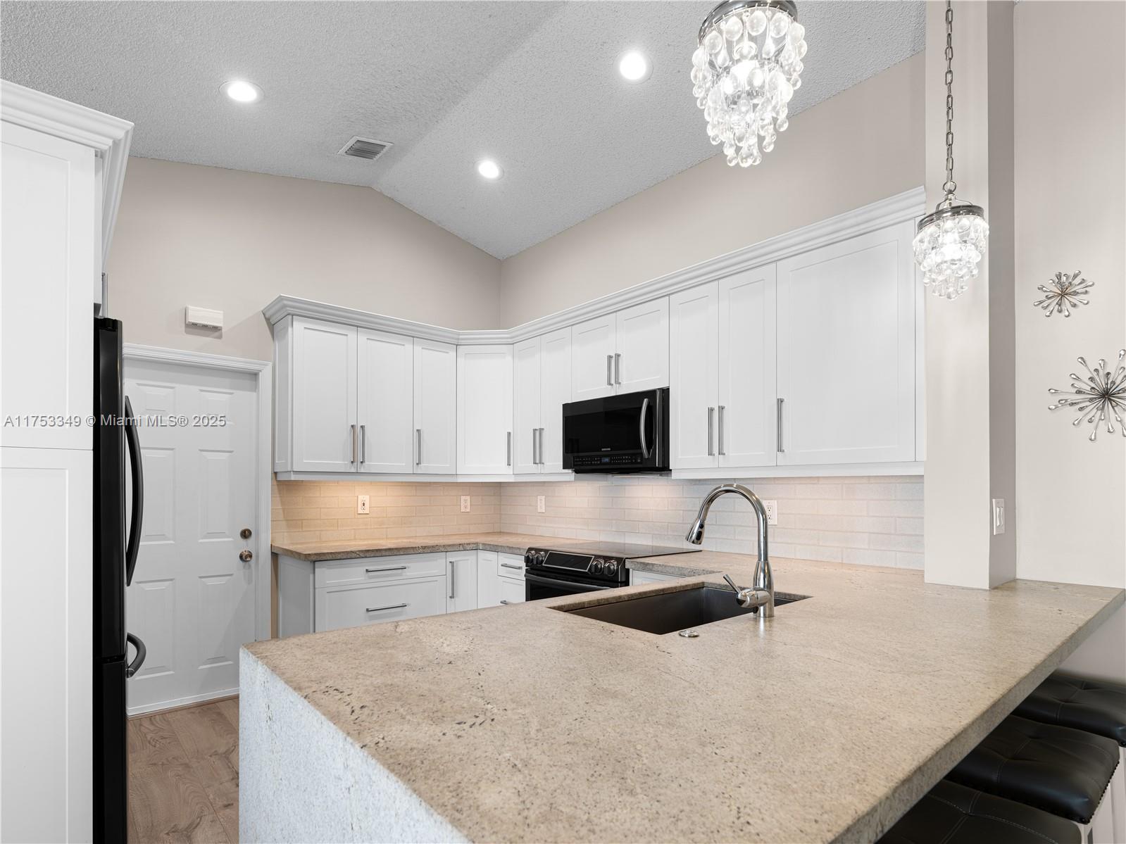 1371 Plumosa Way