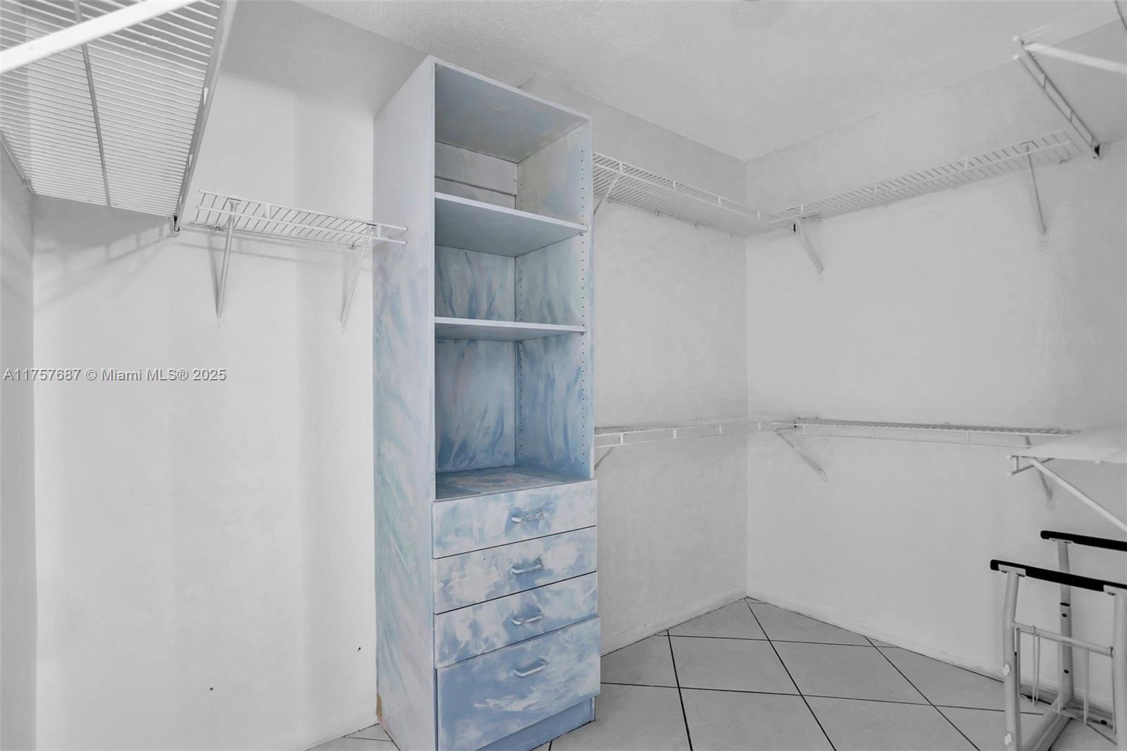 7520 N Devon Dr Unit: BUILDING H 3RD FLOOR