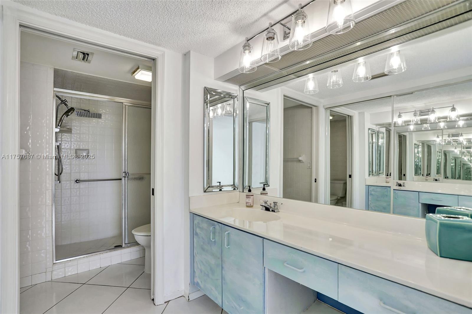 7520 N Devon Dr Unit: BUILDING H 3RD FLOOR