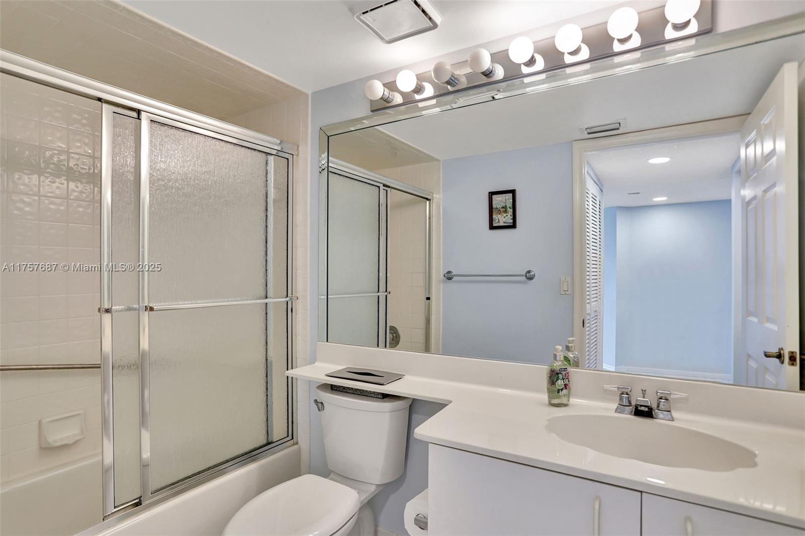 7520 N Devon Dr Unit: BUILDING H 3RD FLOOR