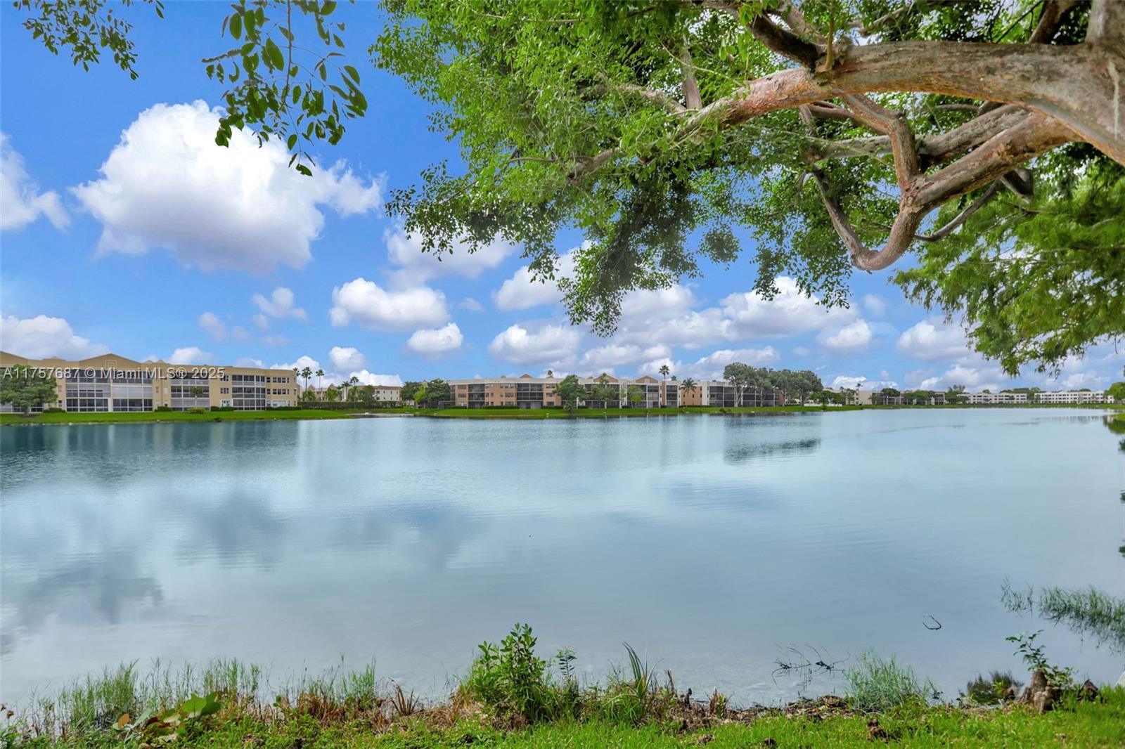 7520 N Devon Dr Unit: BUILDING H 3RD FLOOR