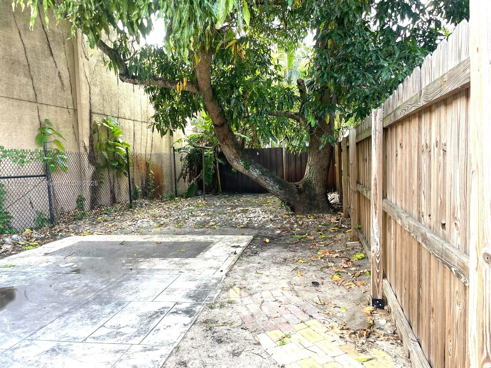 1541 SW 52nd Ave