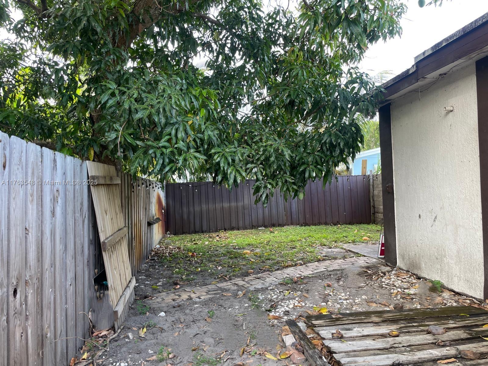1541 SW 52nd Ave