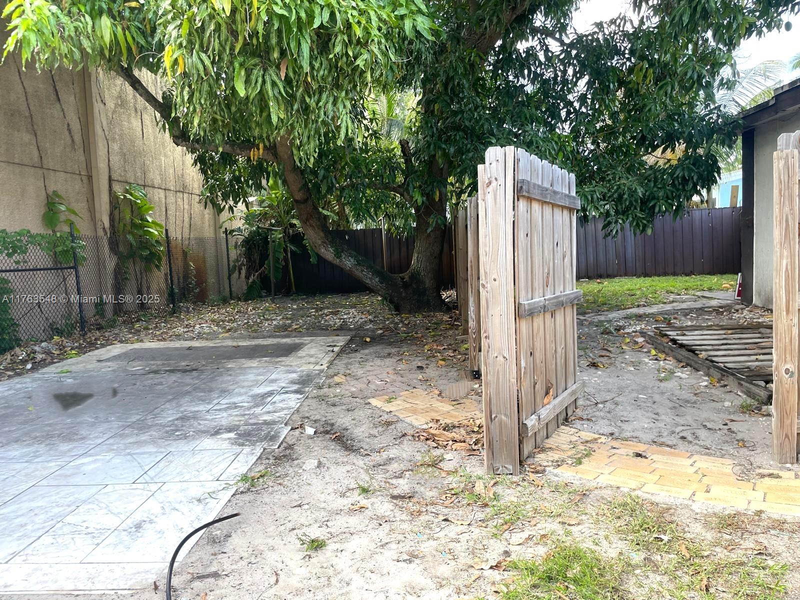 1541 SW 52nd Ave
