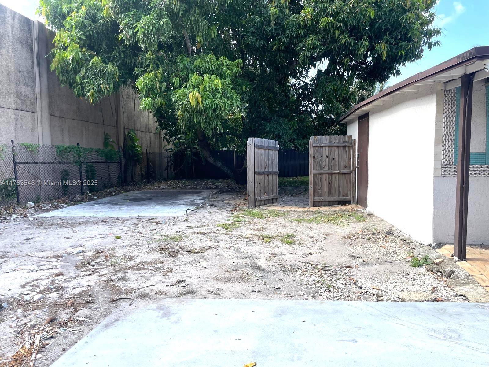1541 SW 52nd Ave