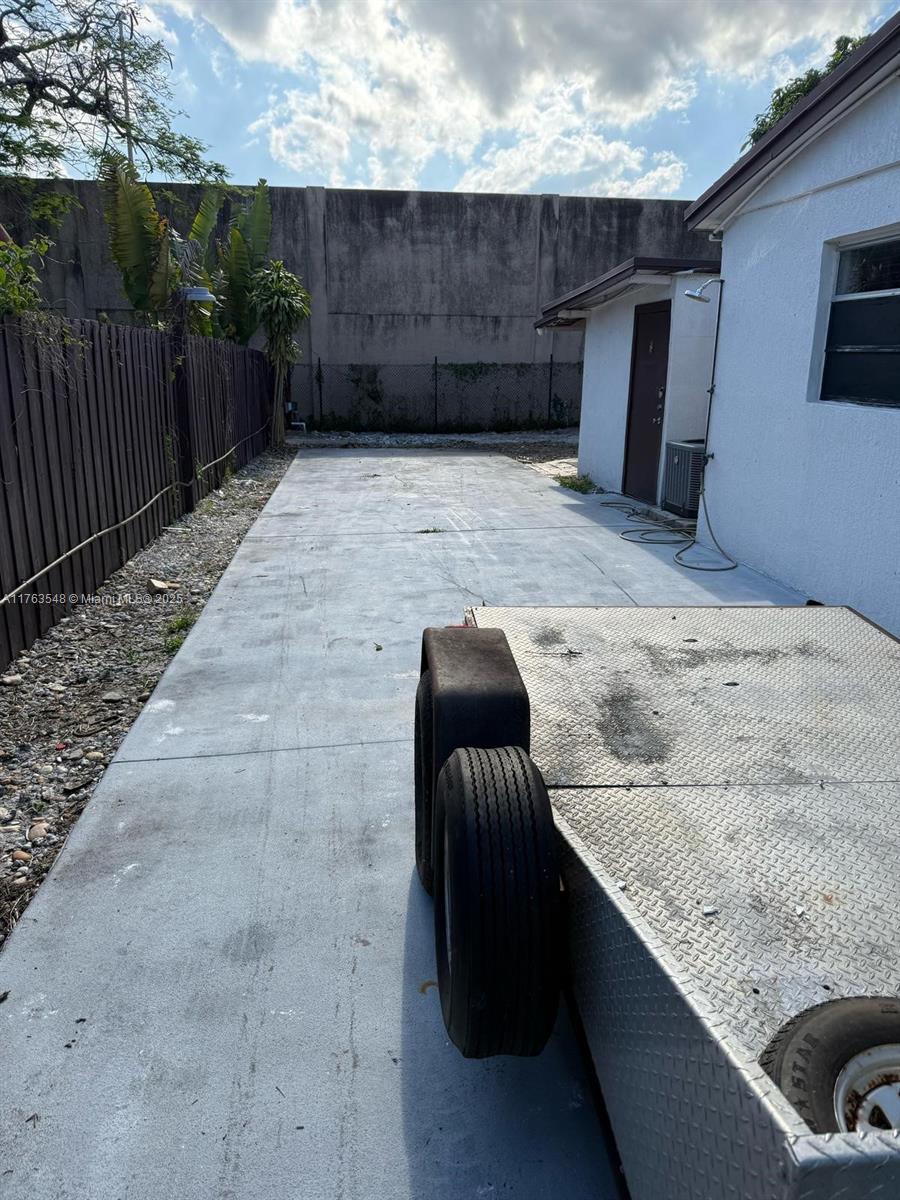 1541 SW 52nd Ave