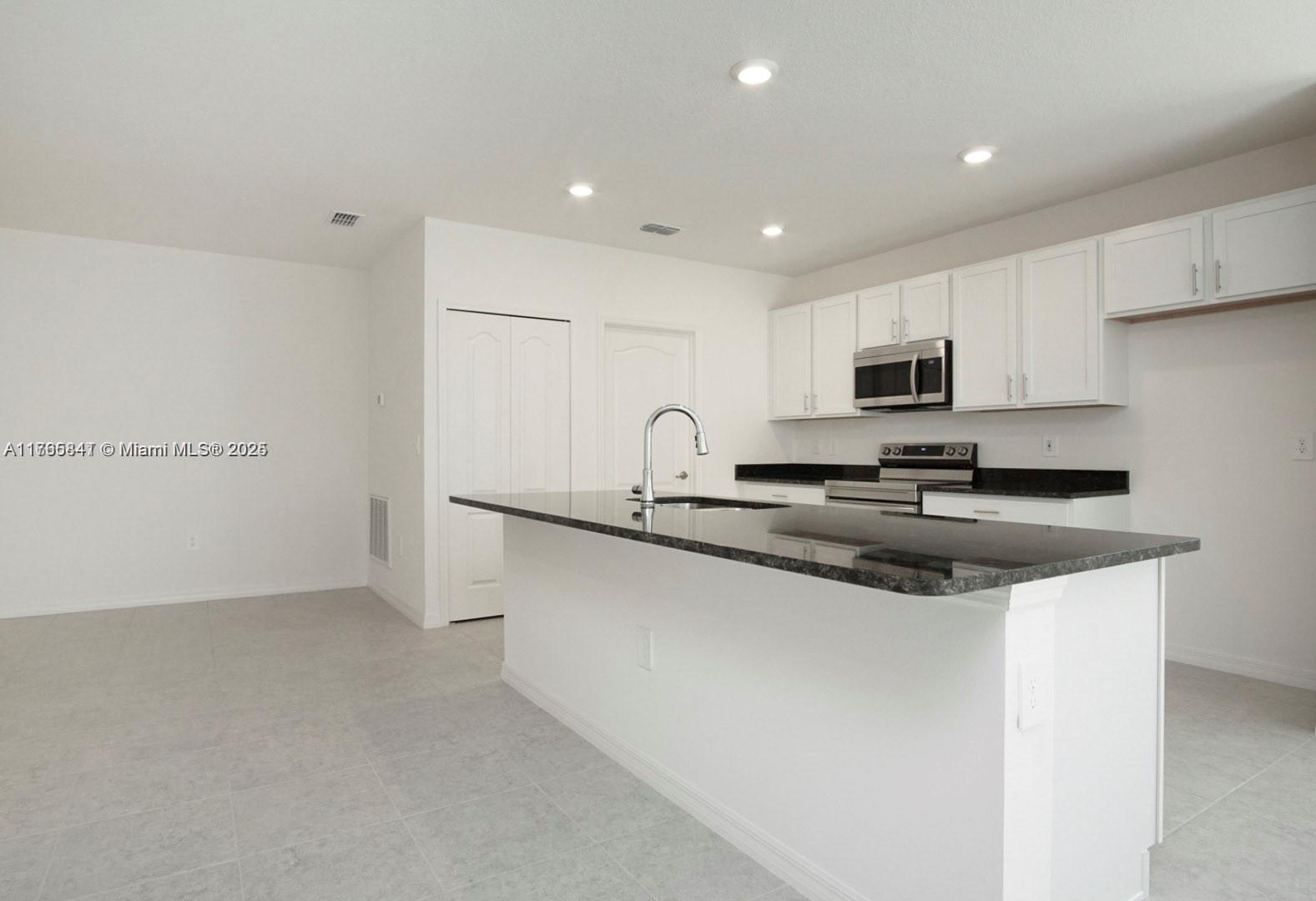 811 SE Seahouse Dr, Port St. Lucie