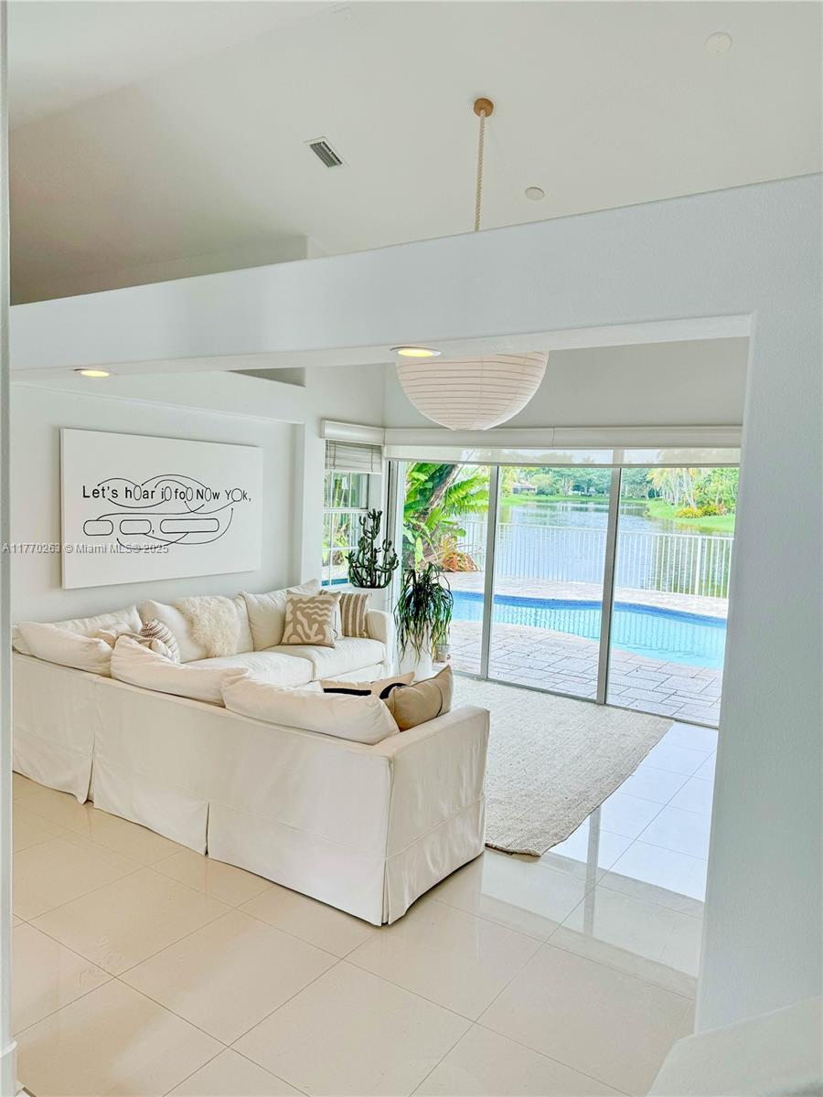 1055 San Luis Rey