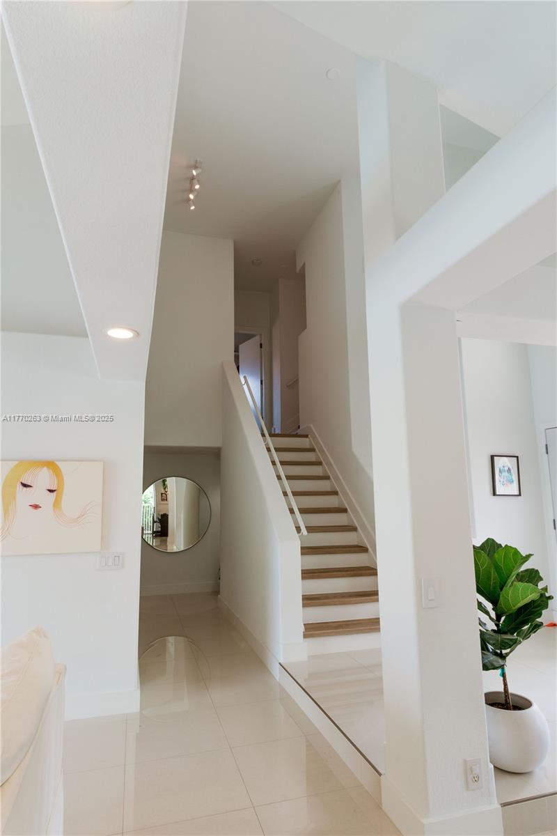 1055 San Luis Rey