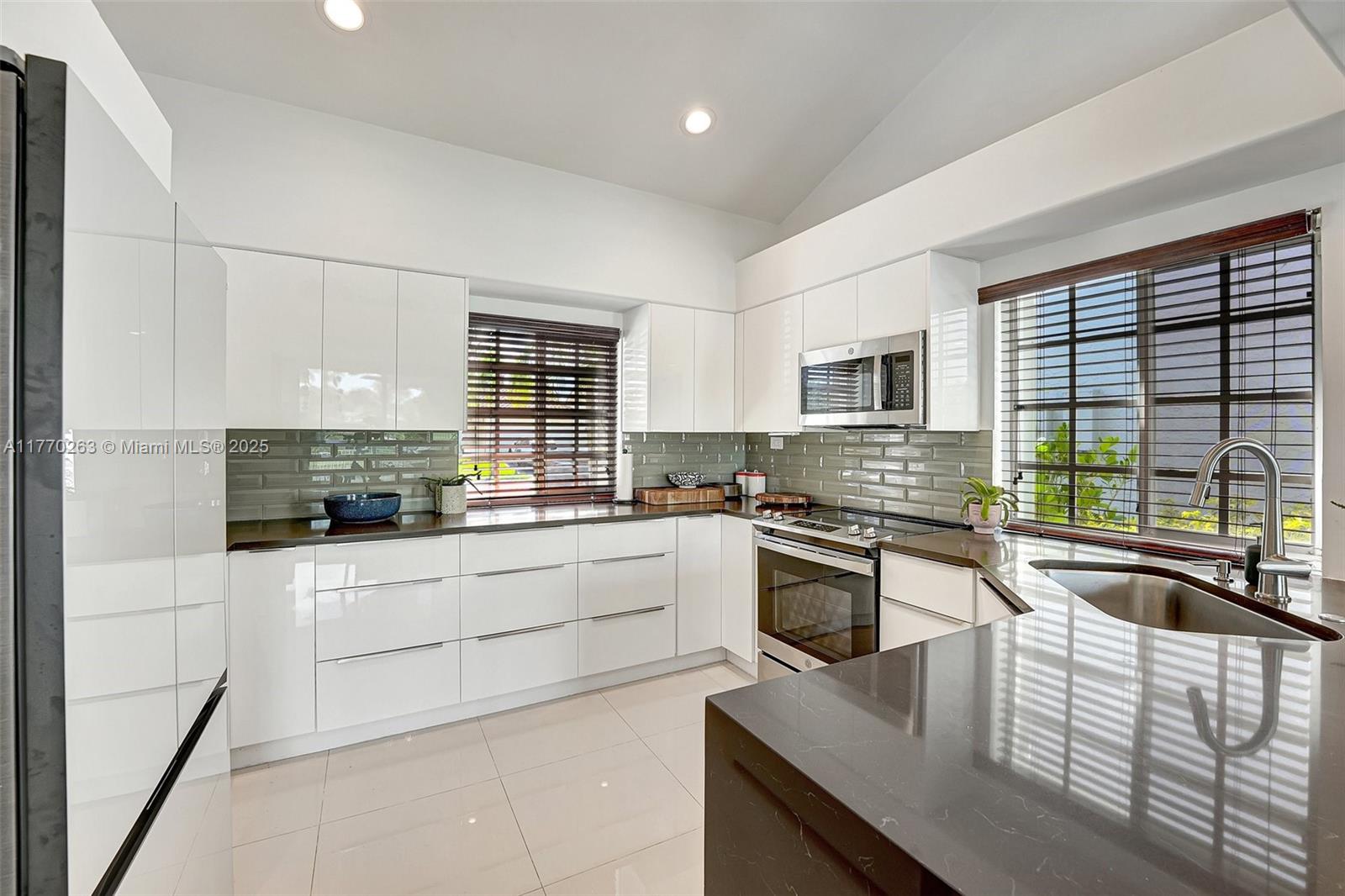 1055 San Luis Rey