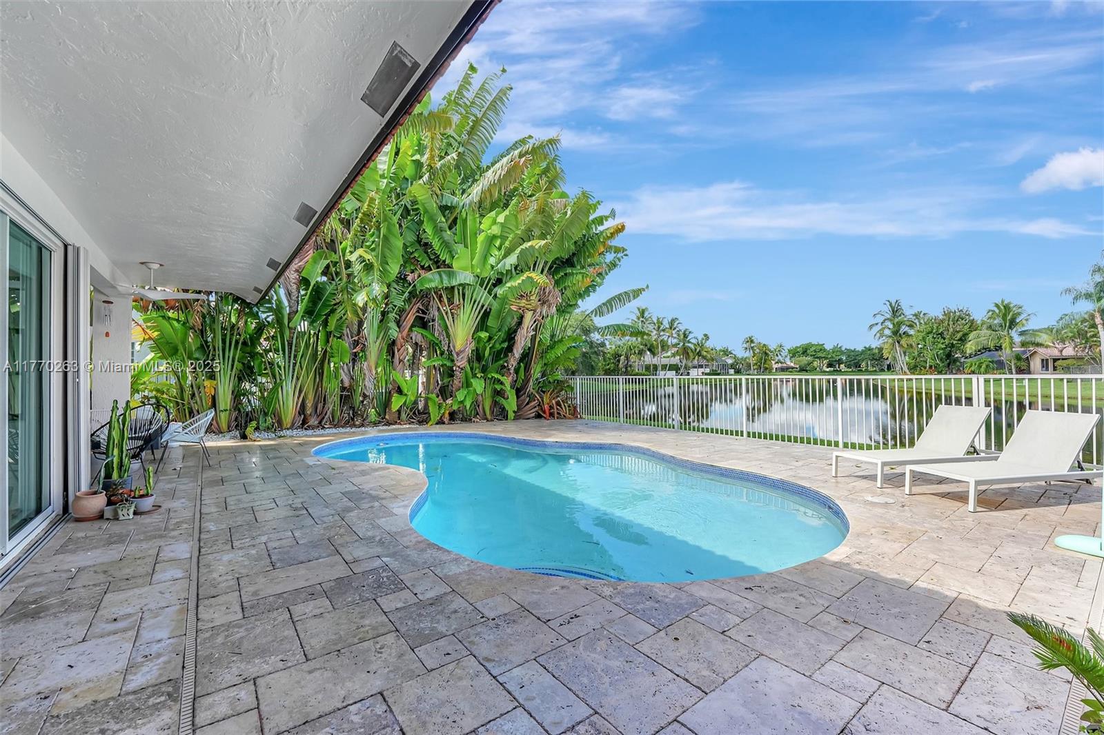 1055 San Luis Rey