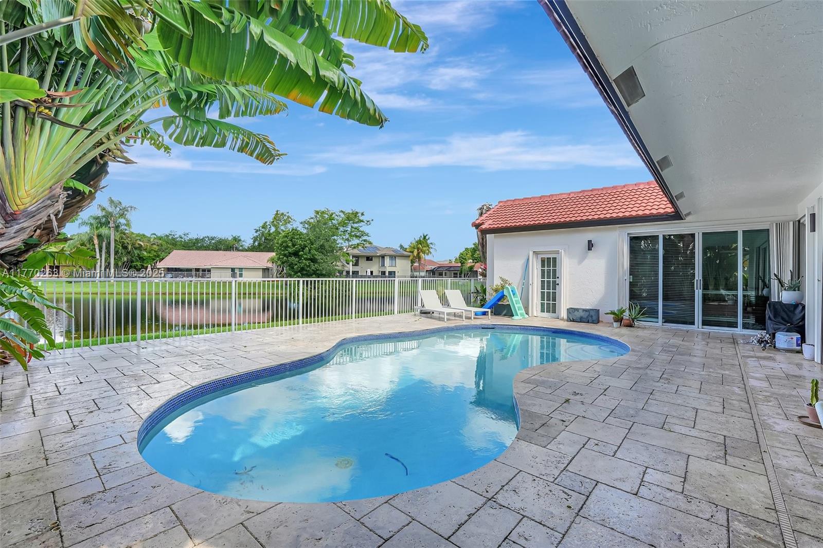 1055 San Luis Rey