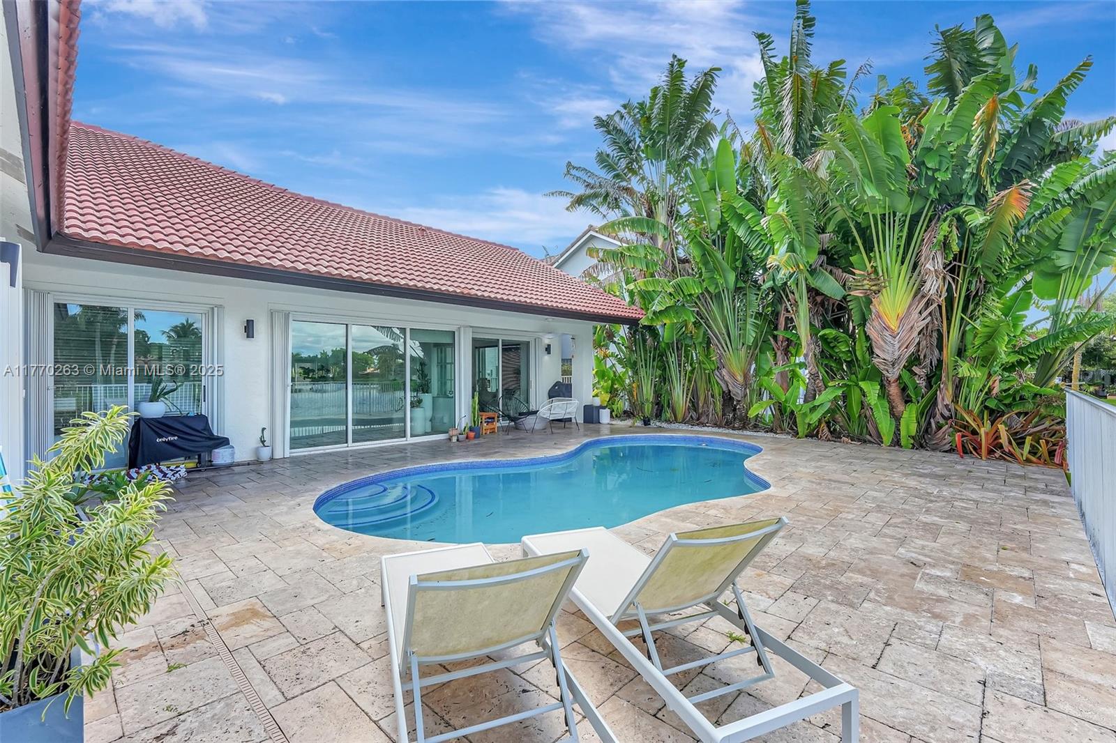 1055 San Luis Rey