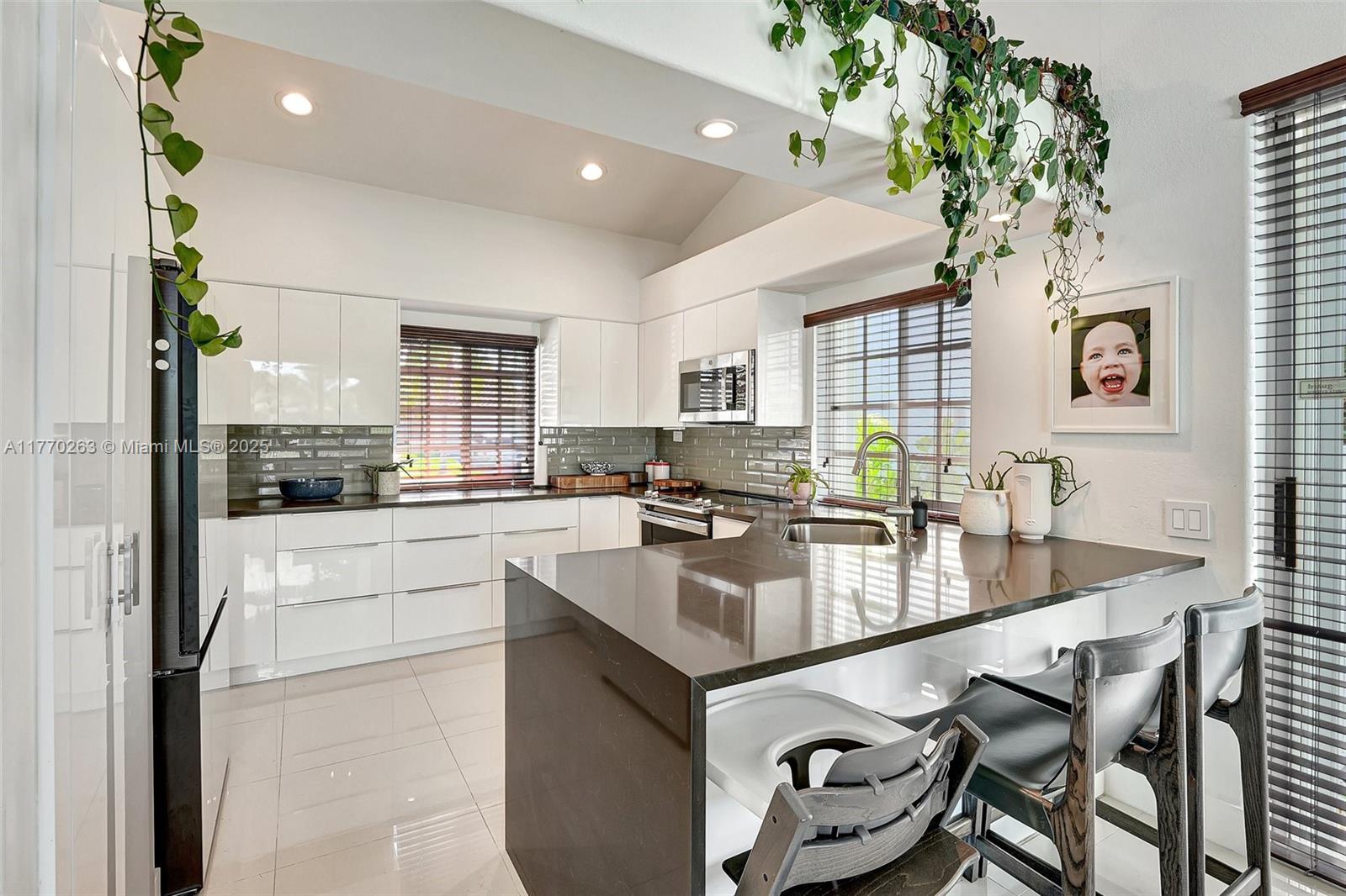 1055 San Luis Rey