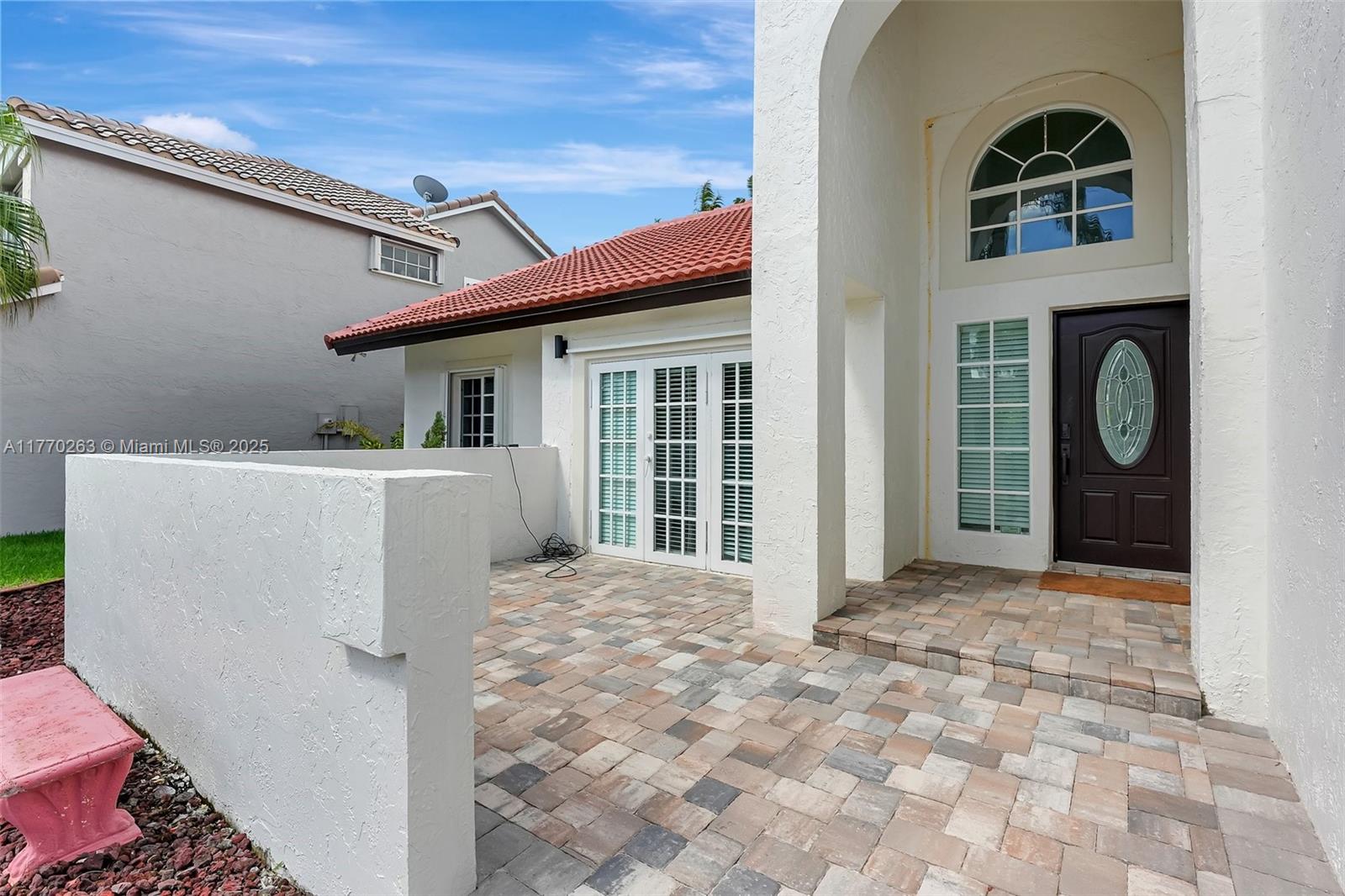 1055 San Luis Rey