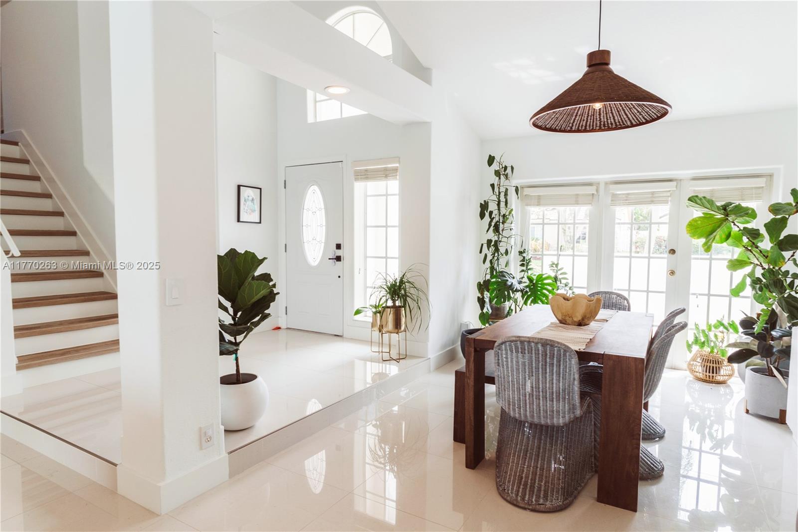 1055 San Luis Rey