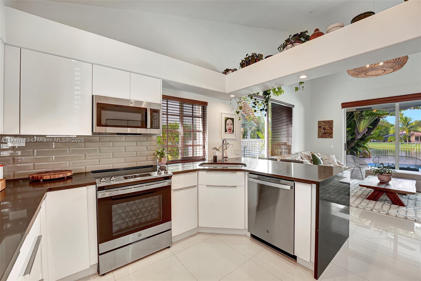 1055 San Luis Rey