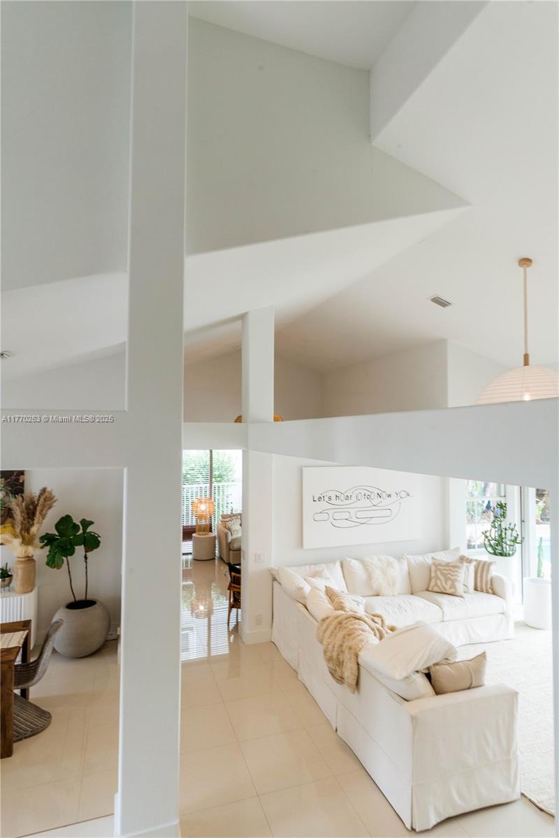 1055 San Luis Rey