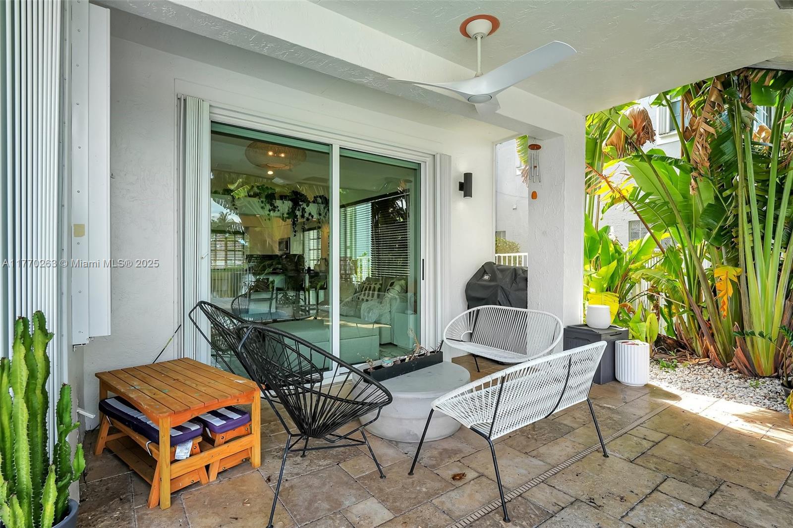 1055 San Luis Rey