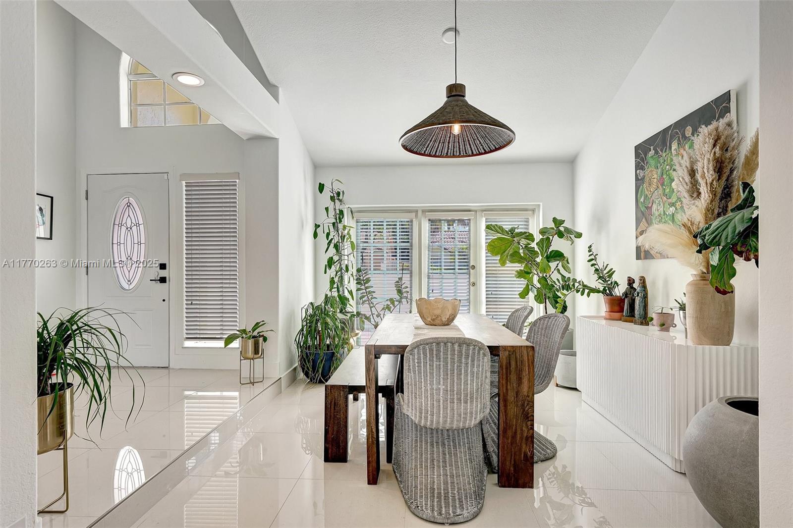 1055 San Luis Rey