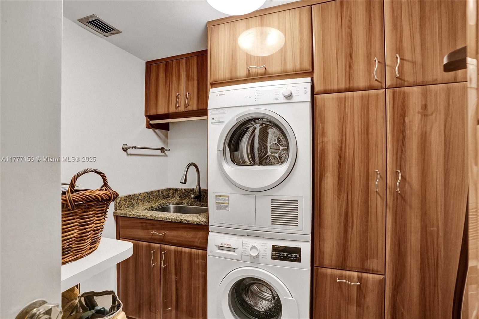 4000 Towerside Ter # 3 Unit: PH-3