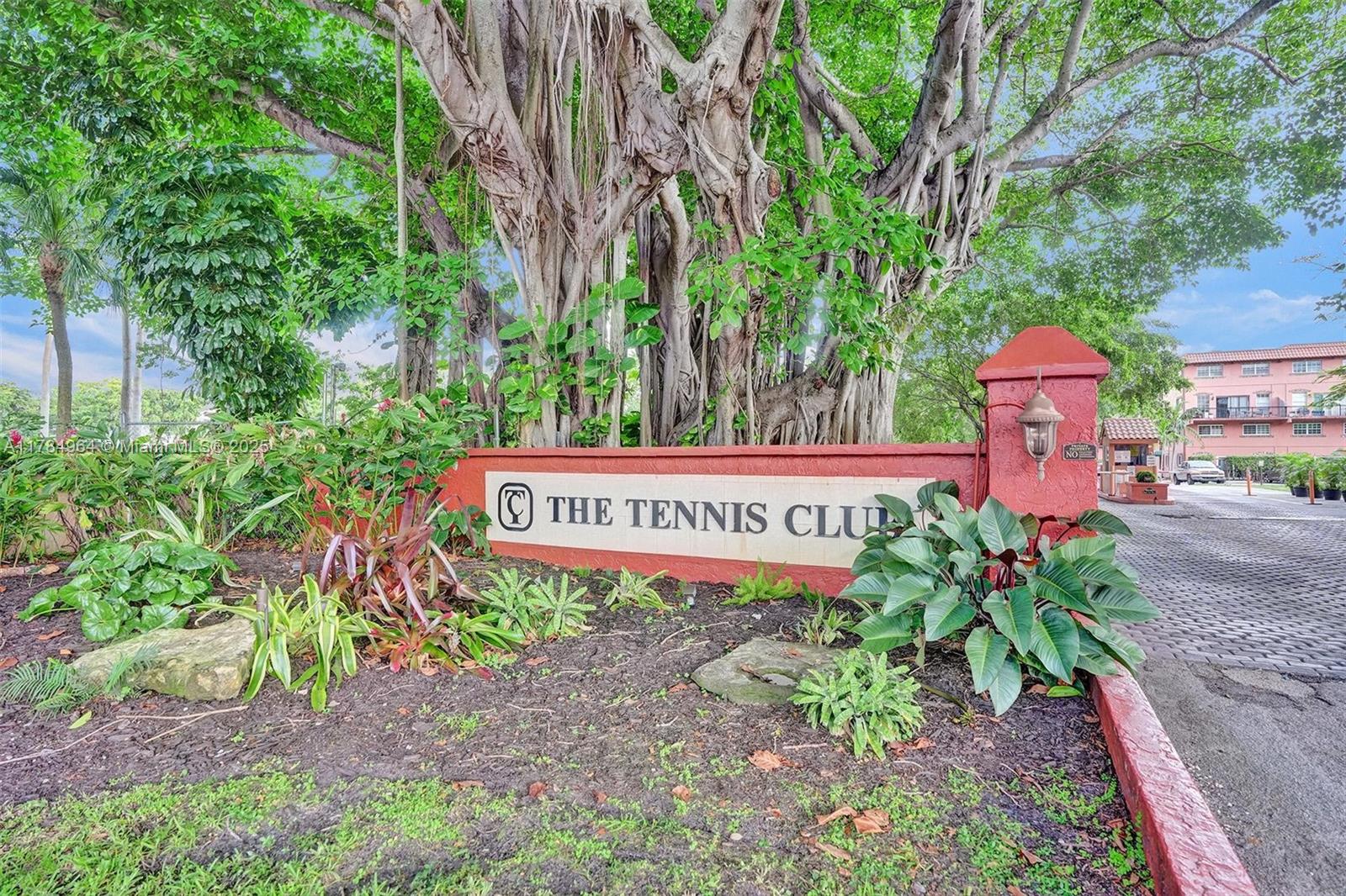 660 Tennis Club Dr # 208