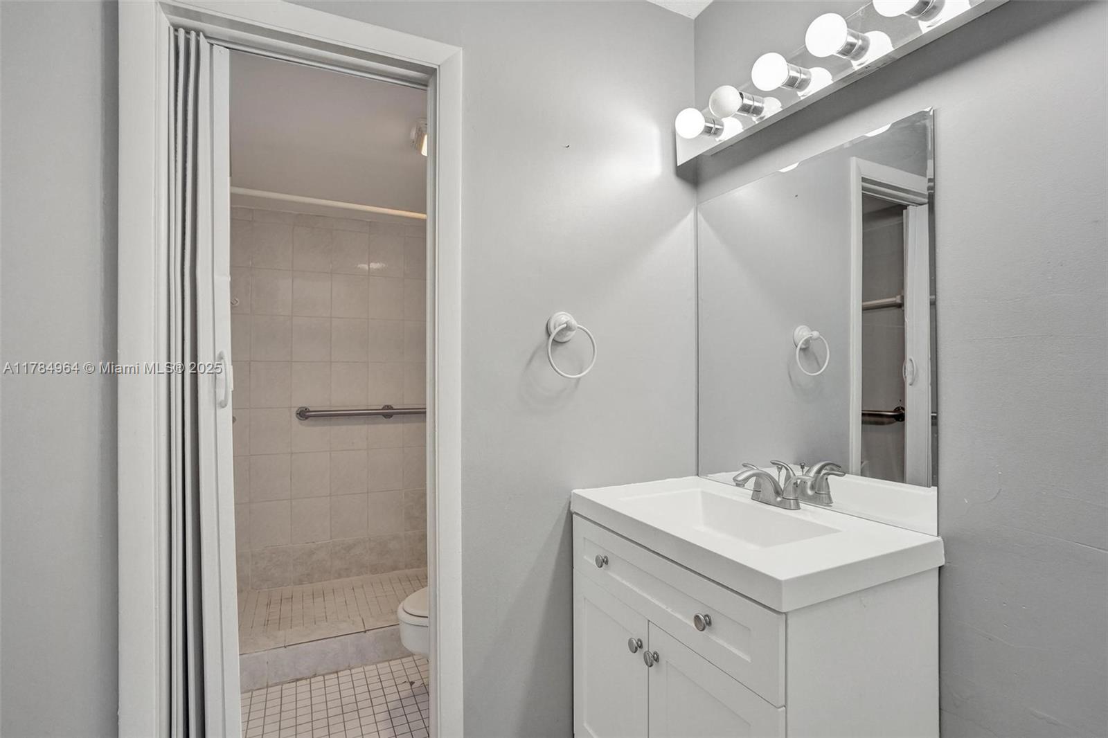 660 Tennis Club Dr # 208