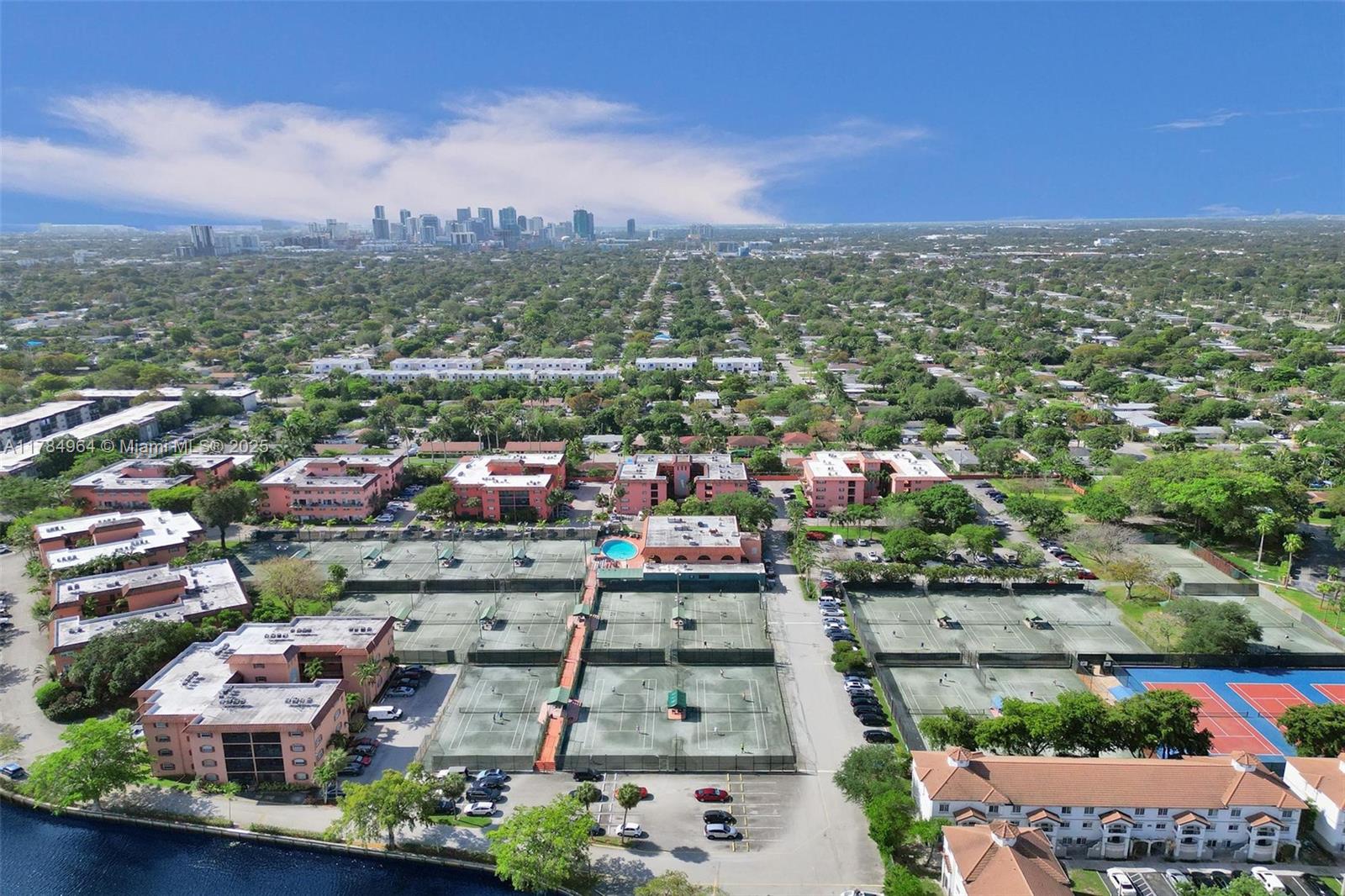 660 Tennis Club Dr # 208