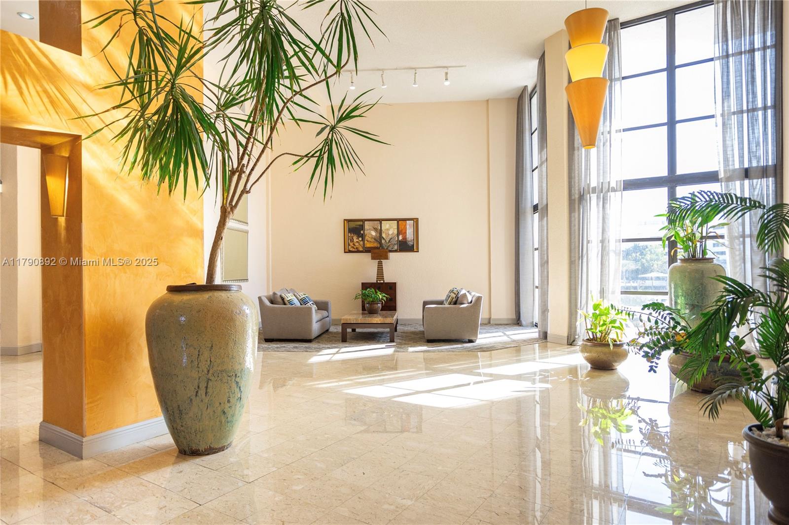 400 Leslie Dr # 405