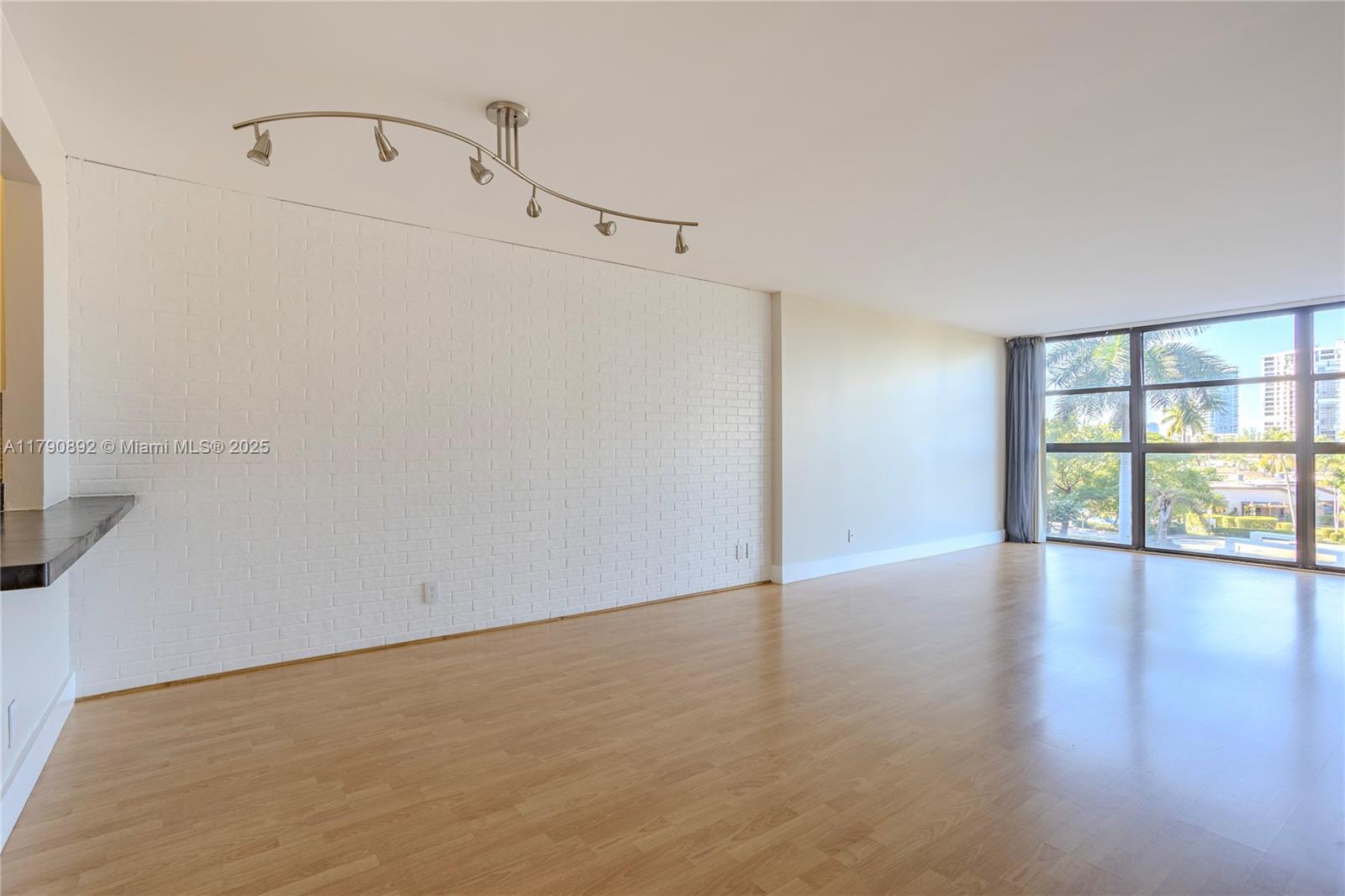 400 Leslie Dr # 405