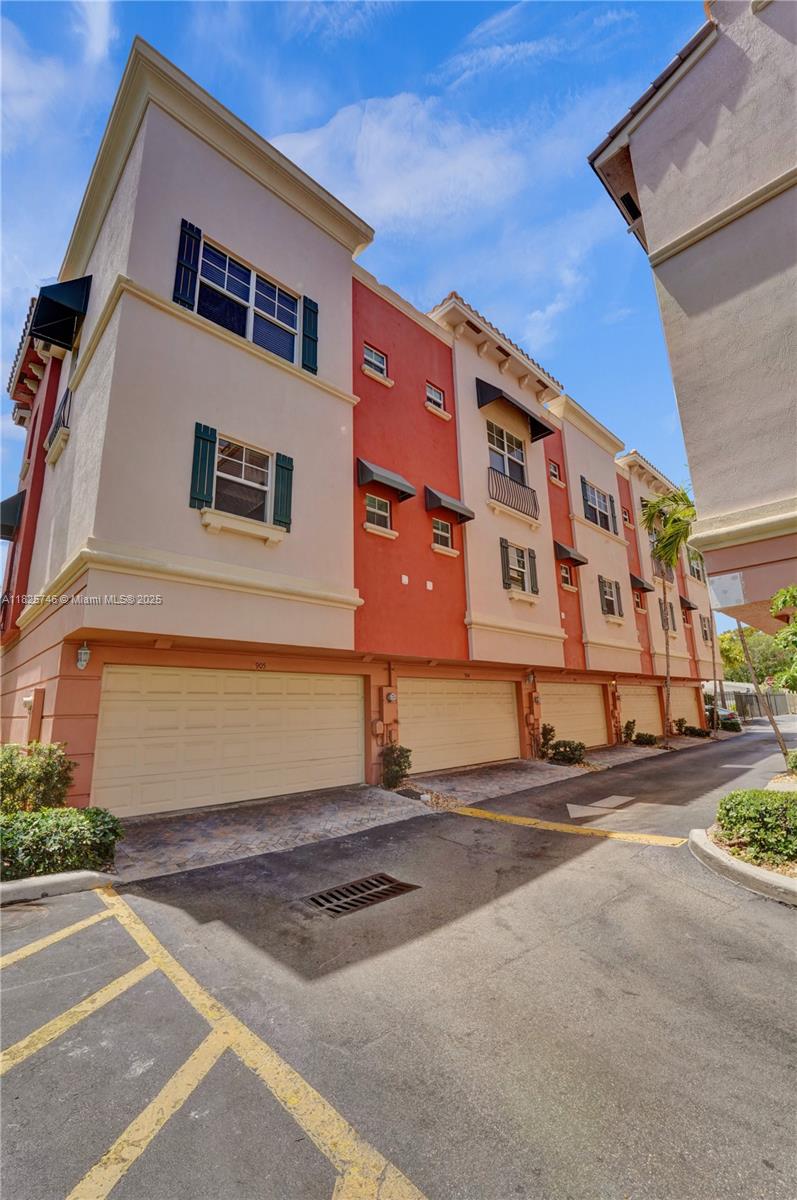 1033 NE 17th Way # 904