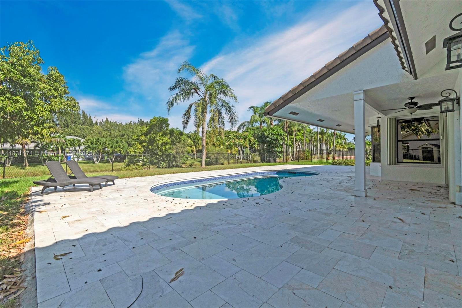 5621 Carriage Ln