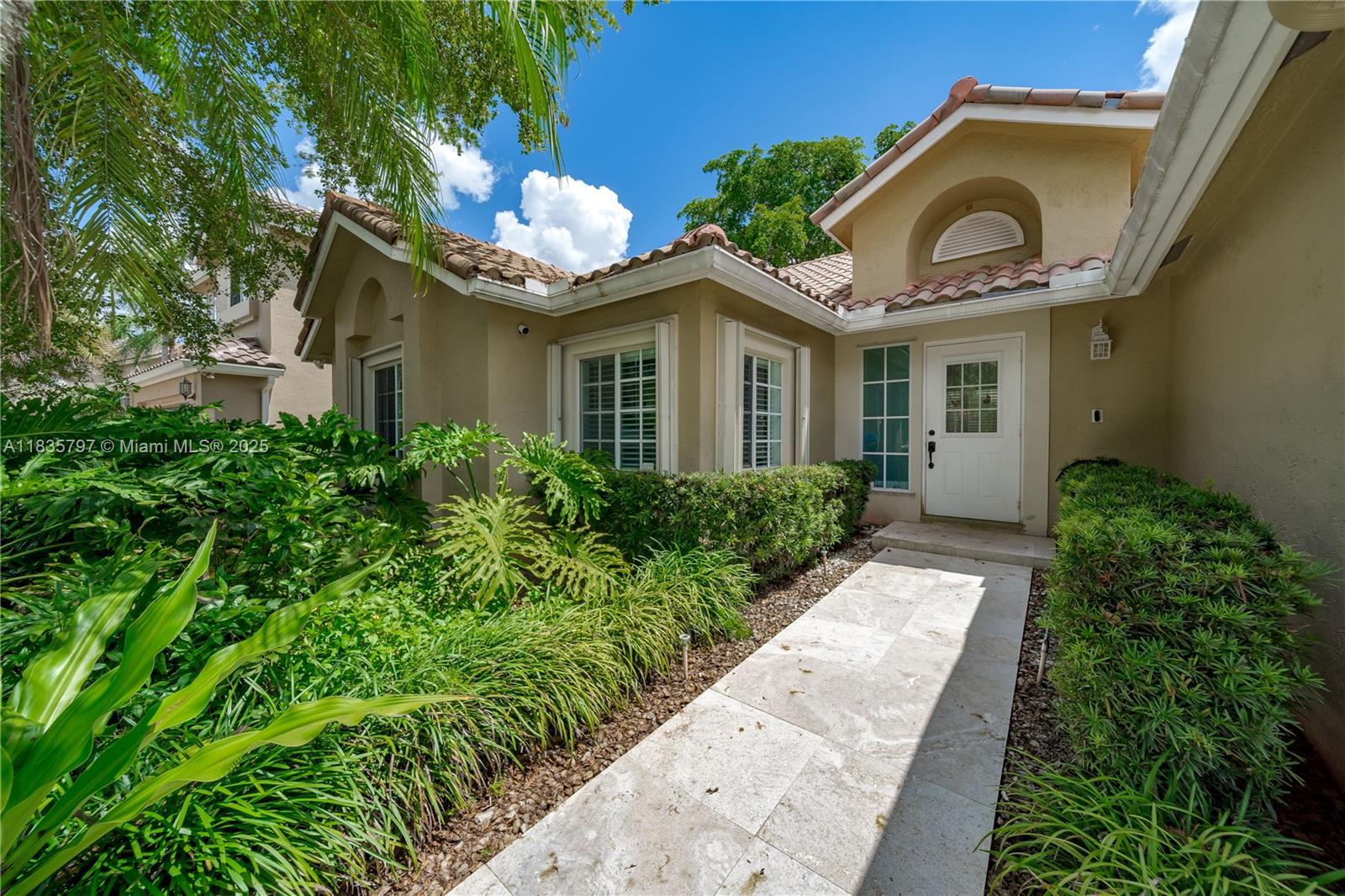 1174 Laguna Springs Dr