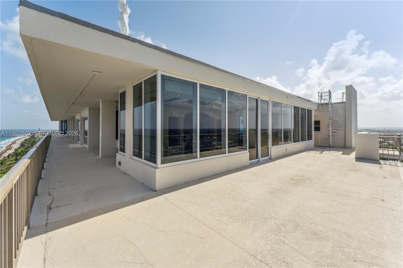 1021 Hillsboro Mile Unit: RG