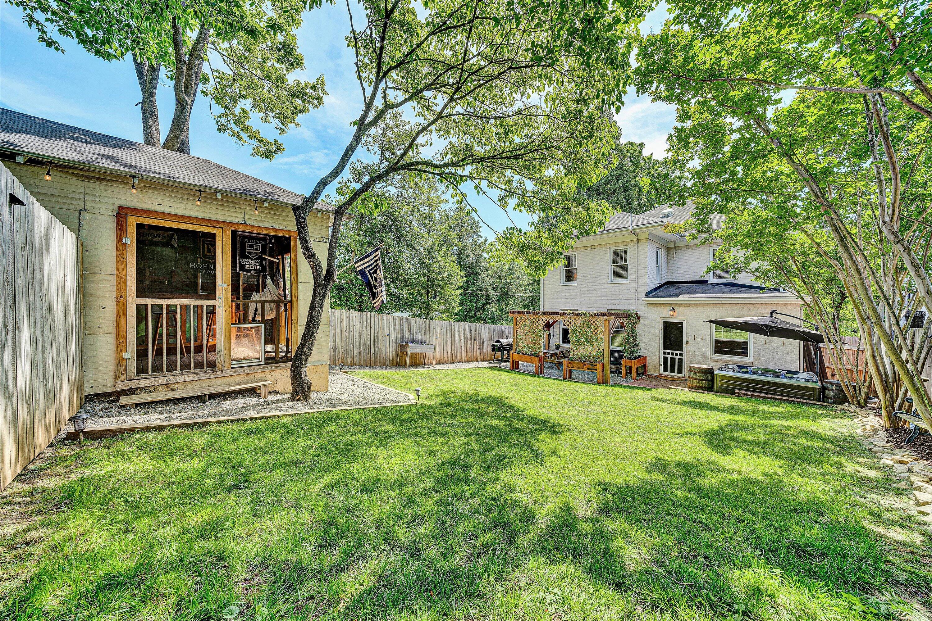 2615 Wycliffe AVE SW