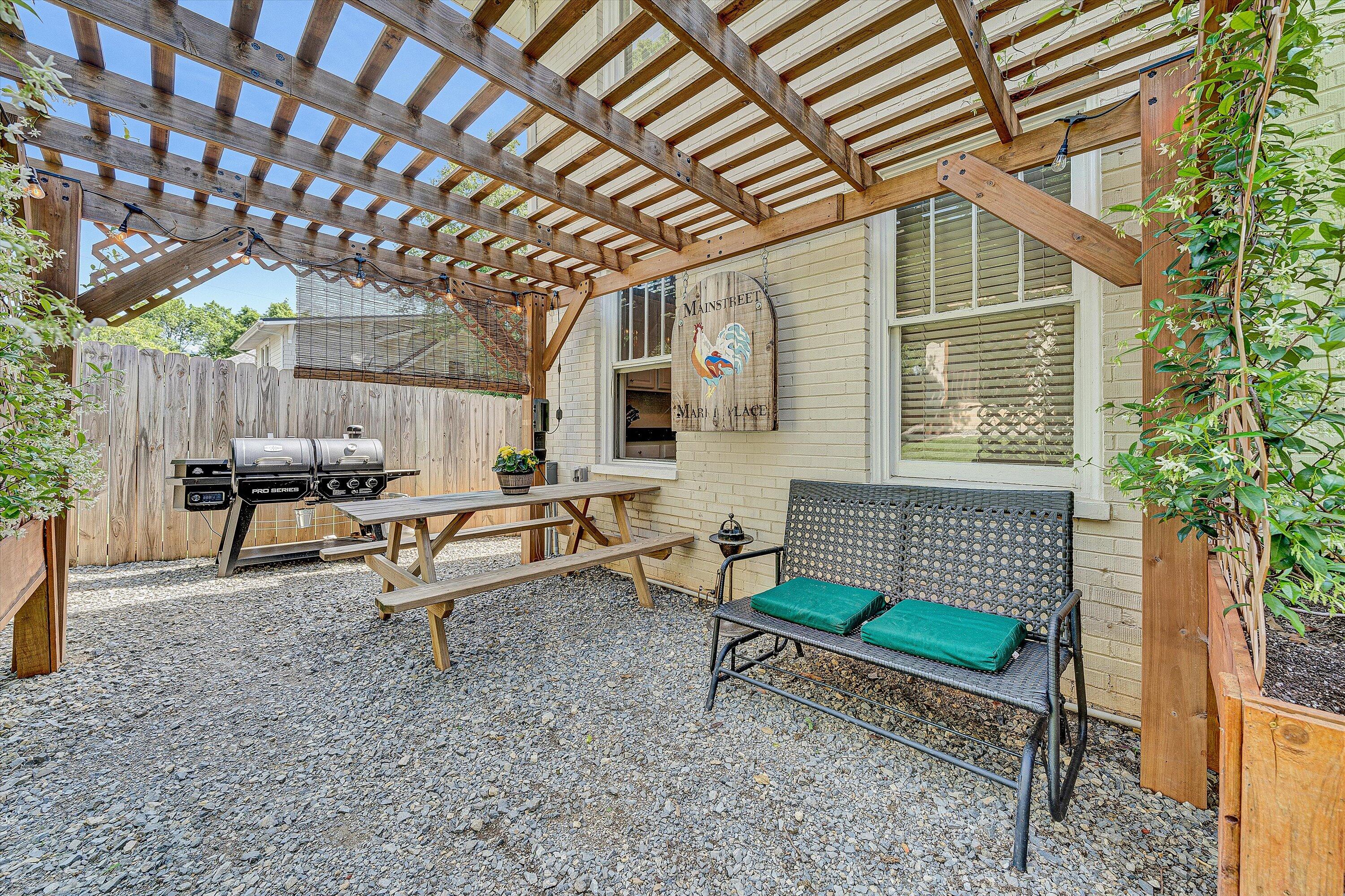 2615 Wycliffe AVE SW