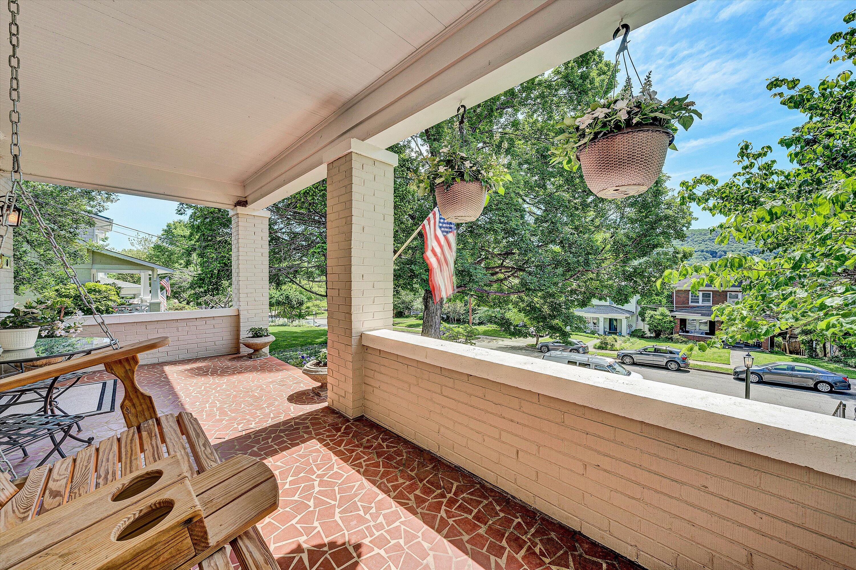 2615 Wycliffe AVE SW