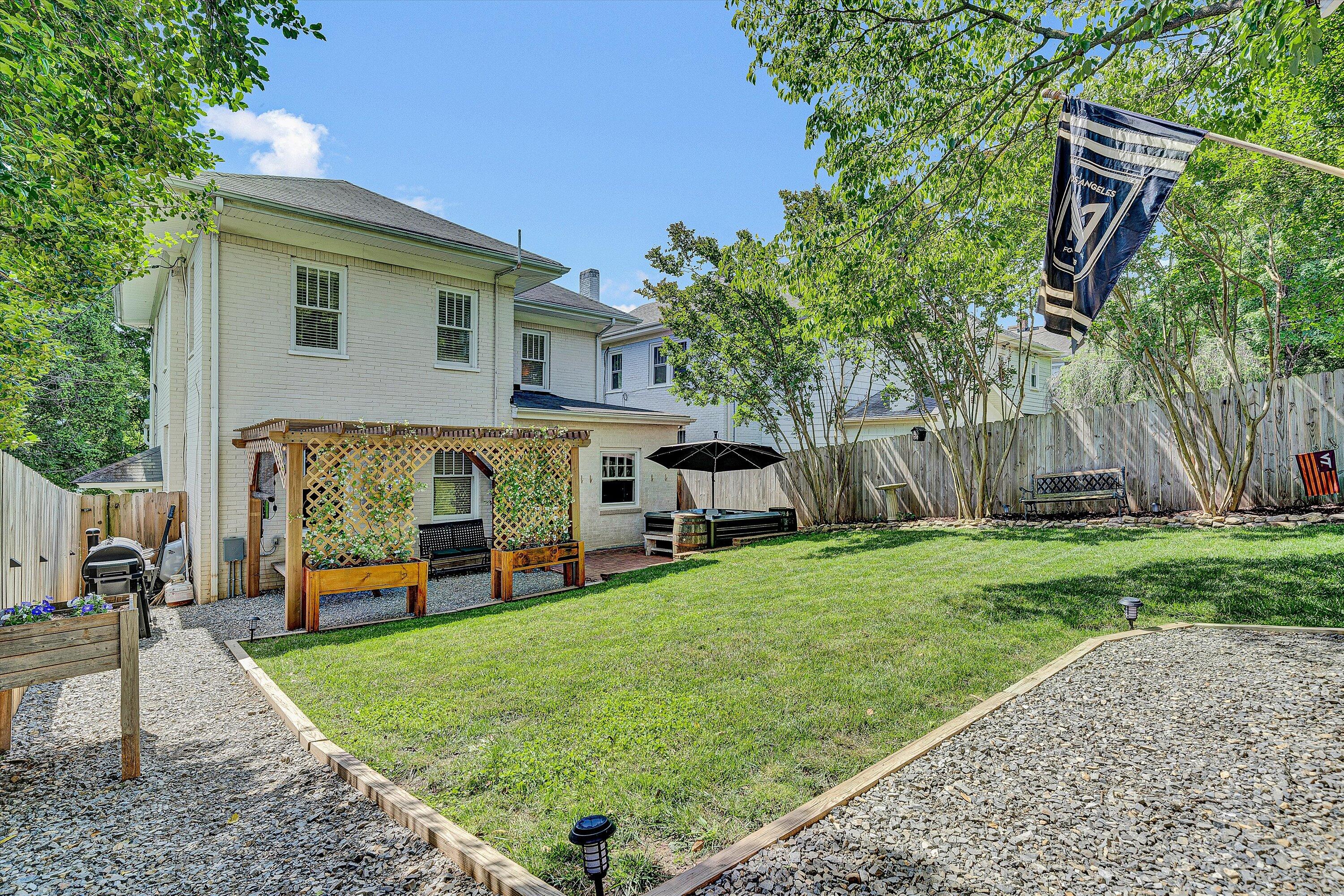 2615 Wycliffe AVE SW