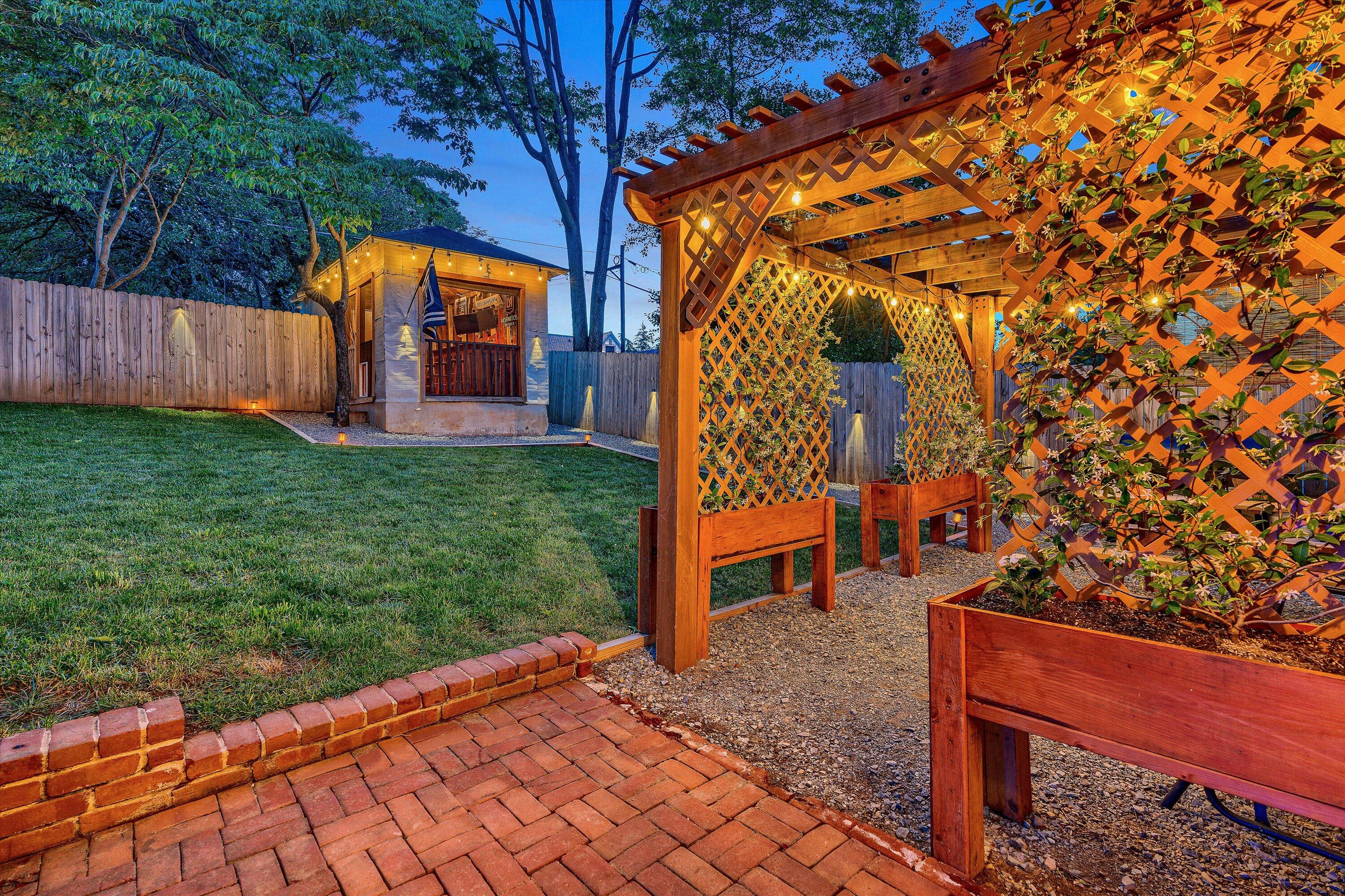 2615 Wycliffe AVE SW