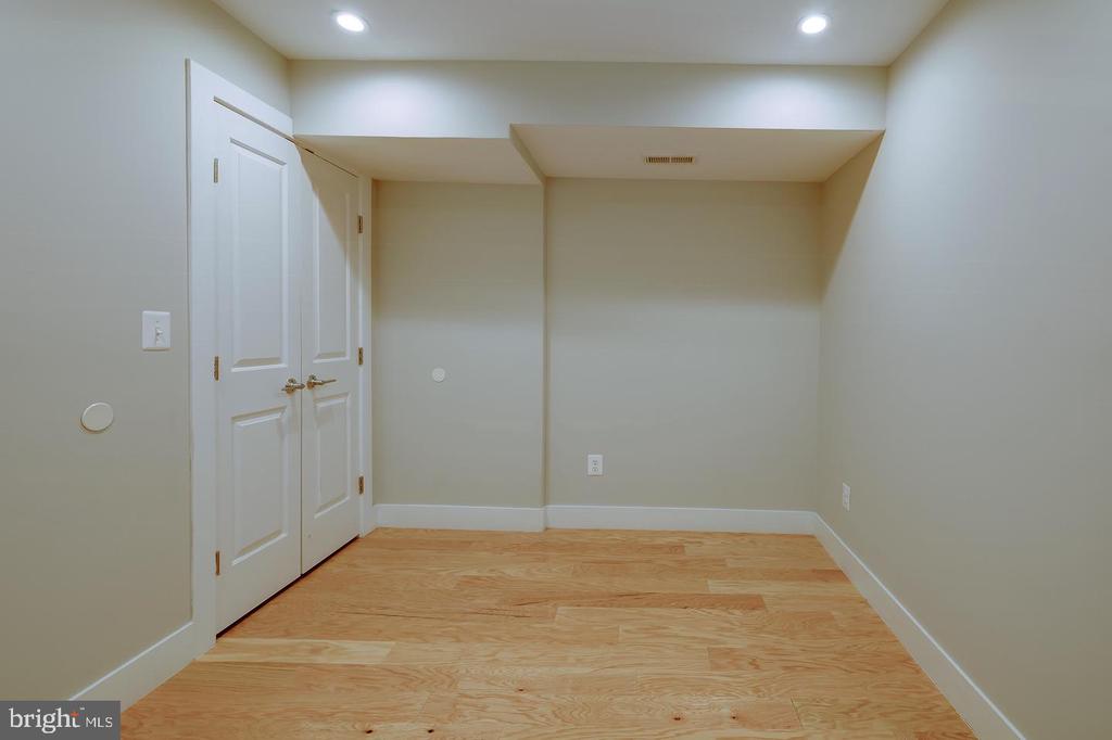 710 KENYON STREET NW Unit: 1